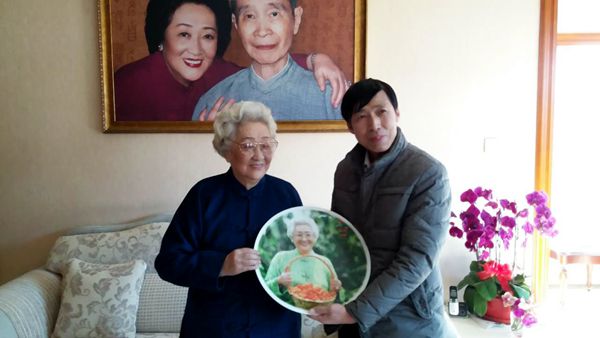 于江為徐邦達(dá)夫人滕芳女士創(chuàng)作光影平面油畫(huà)肖像 于江為徐邦達(dá)夫人滕芳女士創(chuàng)作光影平面油畫(huà)肖像